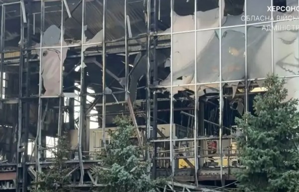 Росіяни дронами вщент знищили ТЦ у Херсоні Росіяни дронами вщент знищили ТЦ у Херсоні